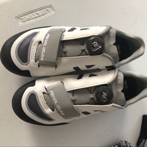 Pearl Izumi Women’s spin/cycling shoes. EUC